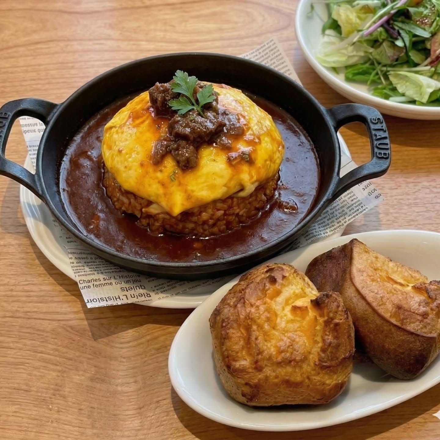 【足利ランチ】⁡
⁡⁡
⁡⁡2つ3つ（futatumittu）
「2つも3つも食べたくなる」が名前の由来。⁡
⁡⁡
⁡安定の人気のオムライス⁡
⁡ふわとろの食感をぜひお楽しみください

ランチメニュー
デミグラス雑穀米オムライス
鶏のハンバーグ~カカオ香るカレーソース~
豚のグリル~キノコクリームソース~

ランチにはポップオーバーお替り自由とサラダが付きます。

営業時間／11:00～18:00(売り切れ次第終了)
定休日／水曜日

栃木県足利市八幡町1-2-11アガタビル2階
(️駐車場はビルの前と裏にもあります)