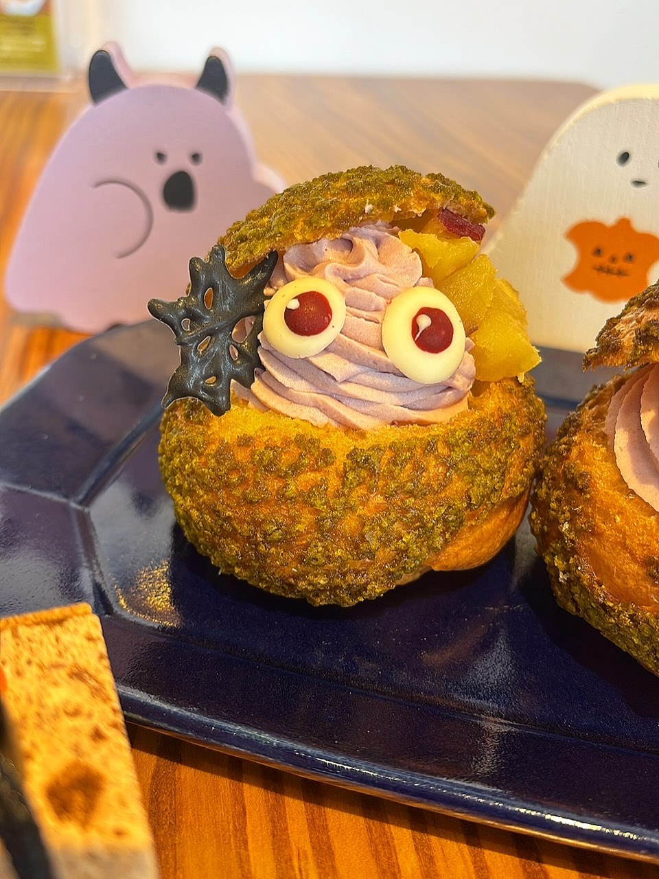 本日は定休日です♀️
2つ3つ(futatumittu)
「2つも3つも食べたくなる」が名前の由来。
_________________
ハロウィンシュークリームは
紫芋とさつまいもがたっぷり♡
こっくり深い味わいです🫠
_________________
パフェシュー
プレミアムカスタード
柚子はちみつ
ほうじ茶大納言
ピスタチオキャラメル
クリームチーズベリー
さつまいも(期間限定)
フラン「樽toパイ」
柚子クリームチーズ
リンゴキャラメル
足利産椎茸
足利産ニラと胡麻
トマトカマンベール
※シュークリームは全て注文を頂いてからクリームをお詰めいたしますので、少々お時間をいただきます。
お急ぎの方は事前に『ご予約』をおすすめいたします。
営業時間/11:00~18:00(売り切れ次第終了)
定休日/水曜日
栃木県足利市八幡町1-2-11アガタビル2階
(️駐車場はビルの前と裏にもあります)