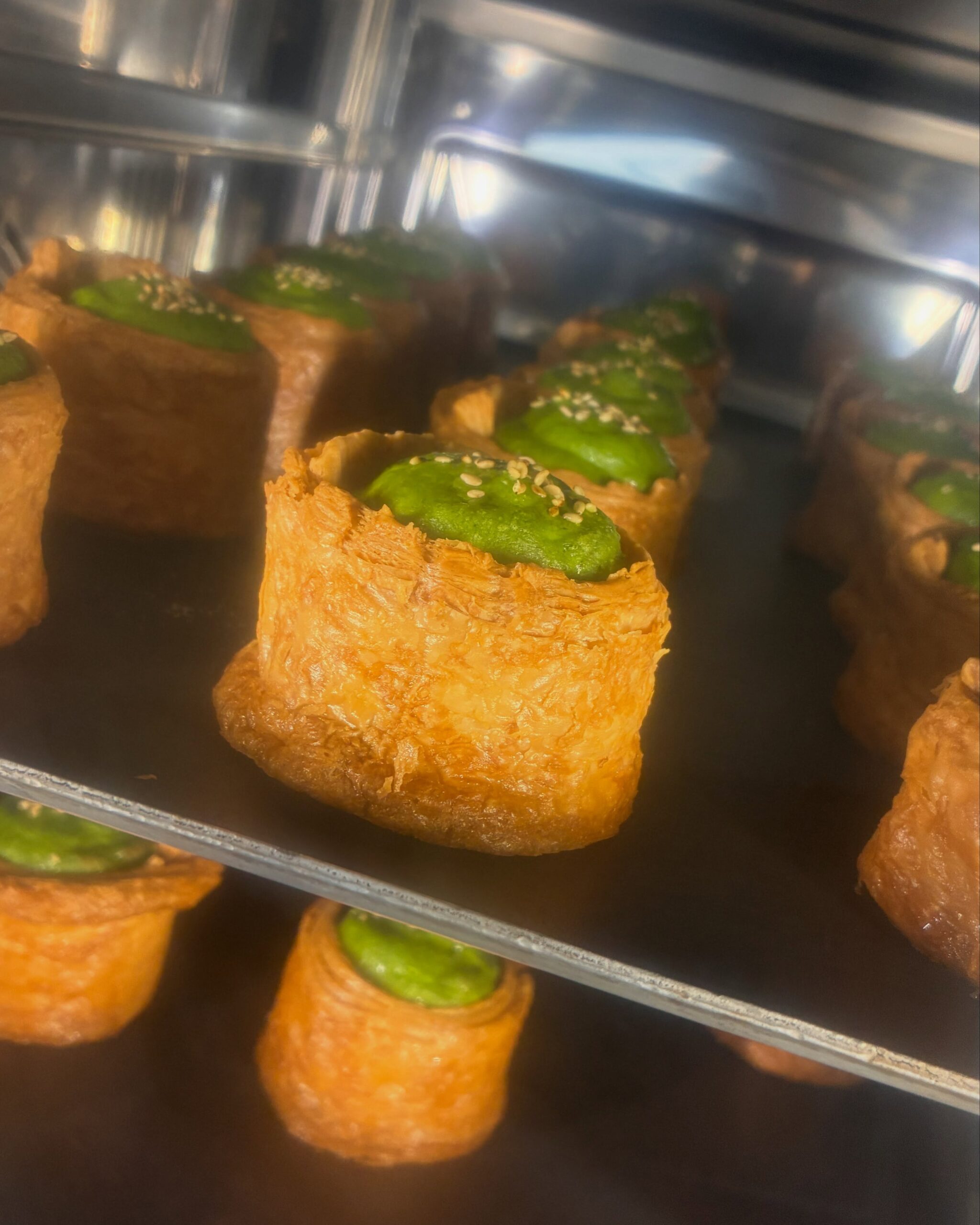 【樽toパイ】

2つ3つ（futatumittu）
「2つも3つも食べたくなる」が名前の由来。⁡⁡
⁡
⁡⁡
樽toパイの中でも人気上位を争う
のが˗ˏˋ  ニラと胡麻　ˎˊ˗
マッシュポテトとニラのソースが
お酒に合う一品。ワインでもビールでも
最高です！！！！！！！

是非温ためて、お召し上がりください♡
パーティー等にも可愛くて素敵ですよ

パフェシュー
プレミアムカスタード
柚子はちみつ
ほうじ茶大納言
ピスタチオキャラメル
クリームチーズベリー

フラン「樽toパイ」
柚子クリームチーズ
リンゴキャラメル
足利産椎茸
足利産ニラと胡麻
トマトカマンベール

※シュークリームは全て注文を頂いてからクリームをお詰めいたしますので、少々お時間をいただきます。
お急ぎの方は事前に『ご予約』をおすすめいたします。

ギフトのお取り寄せは
プロフィールのリンクから️

営業時間／11:00～18:00(売り切れ次第終了)
定休日／水曜日

栃木県足利市八幡町1-2-11アガタビル2階
(️駐車場はビルの前と裏にもあります)