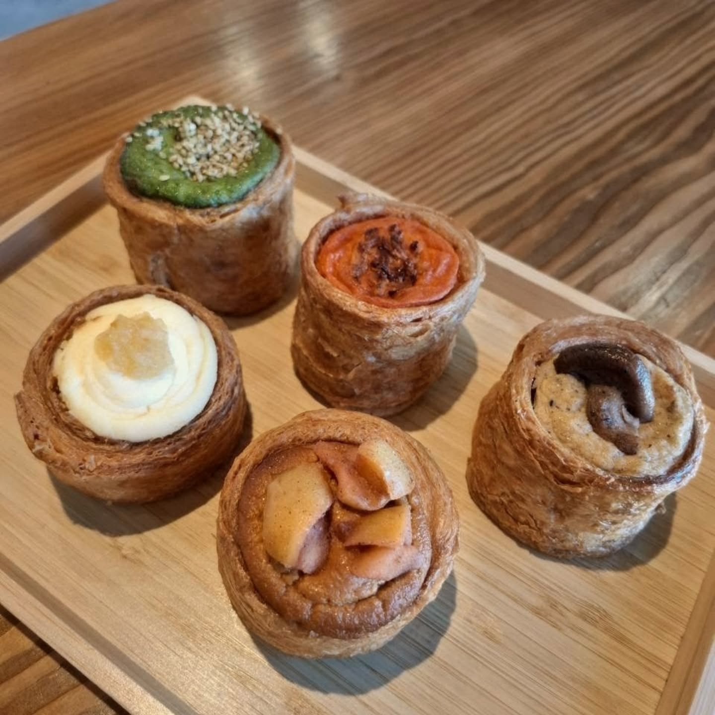 【樽toパイ】

2つ3つ（futatumittu）
「2つも3つも食べたくなる」が名前の由来。⁡⁡
⁡
⁡⁡
シュークリーム屋さんが作るもう1つのおすすめ商品⁡
⁡サクサクのパイ生地の中に濃厚なクリームが入ってます⁡
⁡店内でお召し上がりの時は、温めて提供いたします⁡
⁡外はサクサク、中はとろーりとした食感が楽しめる商品となっております

パフェシュー
プレミアムカスタード
柚子はちみつ
ほうじ茶大納言
ピスタチオキャラメル
クリームチーズベリー

フラン「樽toパイ」
柚子クリームチーズ
リンゴキャラメル
足利産椎茸
足利産ニラと胡麻
トマトカマンベール

※シュークリームは全て注文を頂いてからクリームをお詰めいたしますので、少々お時間をいただきます。
お急ぎの方は事前に『ご予約』をおすすめいたします。

ギフトのお取り寄せは
プロフィールのリンクから️

営業時間／11:00～18:00(売り切れ次第終了)
定休日／水曜日

栃木県足利市八幡町1-2-11アガタビル2階
(️駐車場はビルの前と裏にもあります)